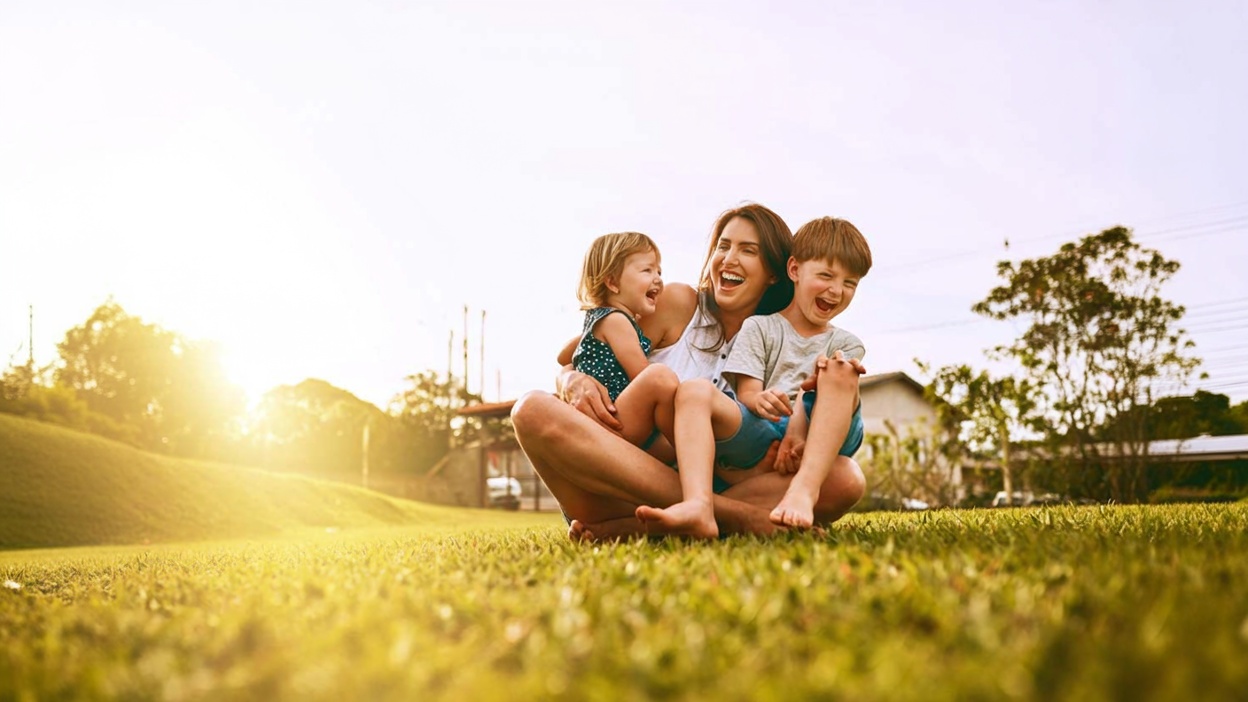 mae-brincando-com-filhos-no-gramado