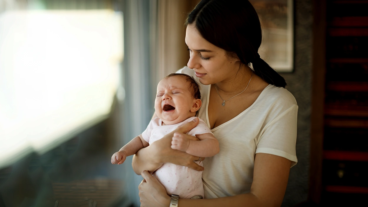 mae-com-bebe-chorando